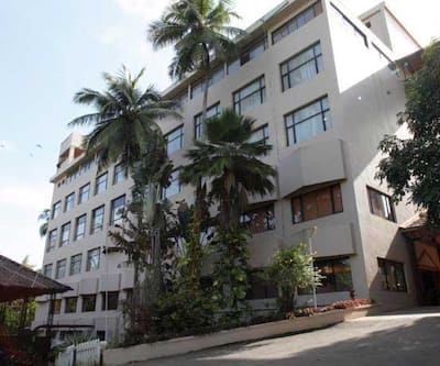 https://imgcld.yatra.com/ytimages/image/upload/t_hotel_yatra_city_desktop/v1432444848/Domestic Hotels/Hotels_Guruvayoor/Hotel Sopanam Heritage/OVERVIEW.jpg